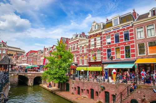 Kanal in Utrecht mit Fahrrädern und Gebäuden entlang der Oudegracht.