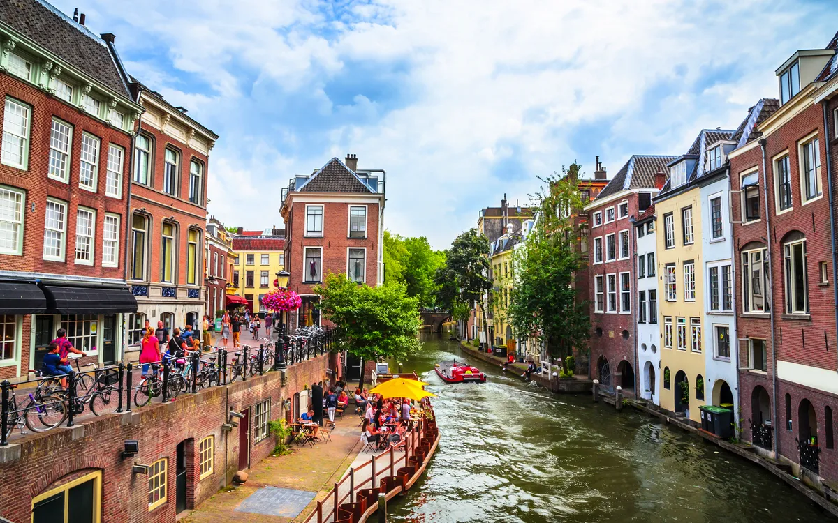 Oudegracht-Kanal in Utrecht mit Fahrrädern und Gebäuden am Ufer