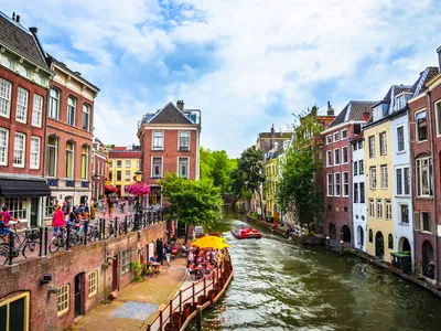 Oudegracht-Kanal in Utrecht mit Fahrrädern und Gebäuden am Ufer