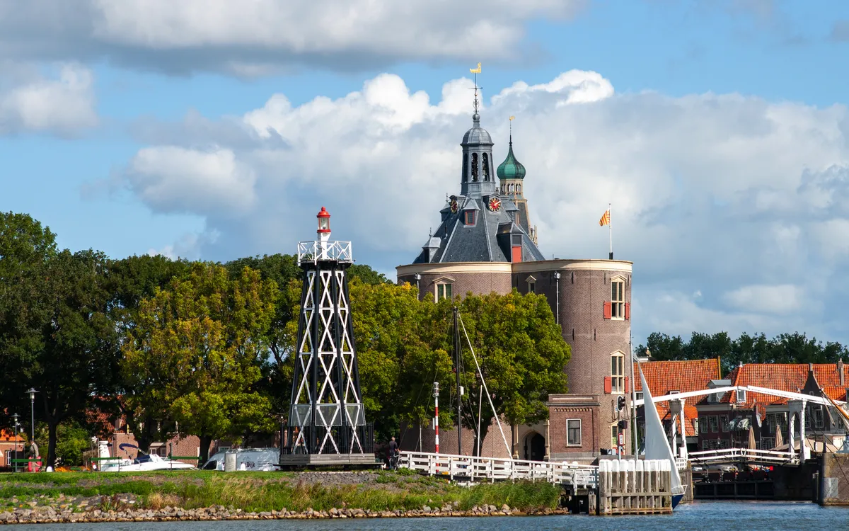 Hafen von Enkhuizen mit historischer Architektur und Leuchtturm am IJsselmeer.