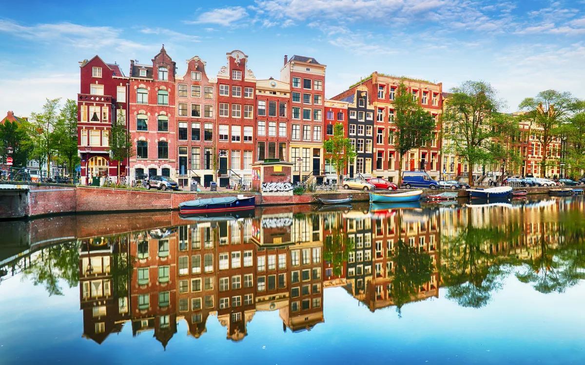 Traditionelle holländische Häuser an einem Kanal in Amsterdam.