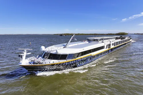 Kreuzfahrtschiff MS Elegant Lady auf einem Gewässer bei Lemmer.