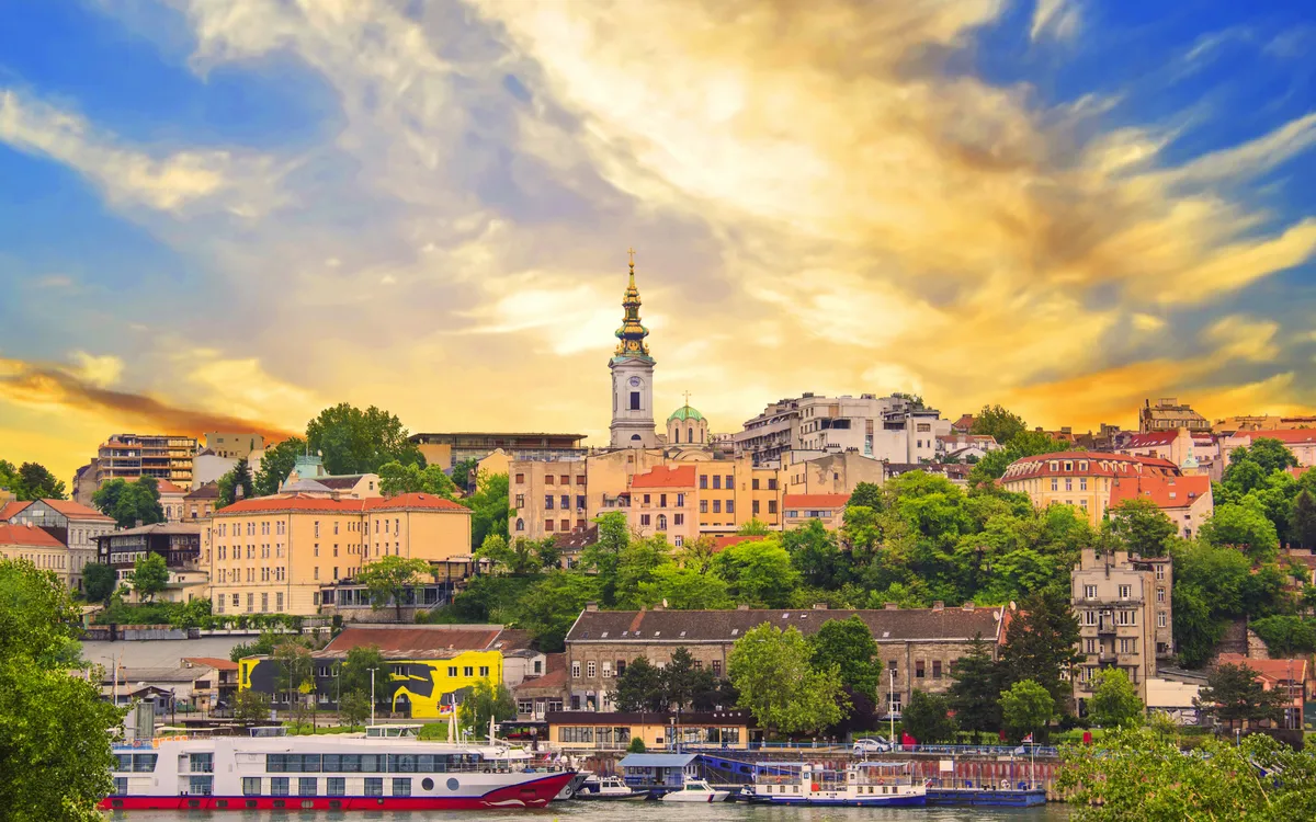 Panorama von Belgrads Skyline mit Fluss und historischen Gebäuden.