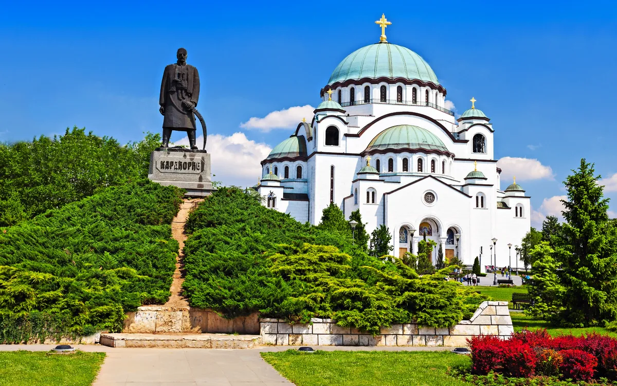 Der Dom des Heiligen Sava in Belgrad, Serbien, bei sonnigem Wetter.