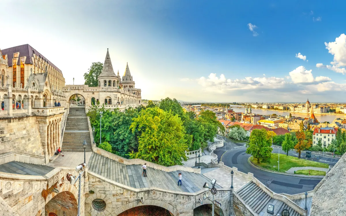 Panorama der Fischerbastei in Budapest mit Blick auf die Donau und die Stadt.