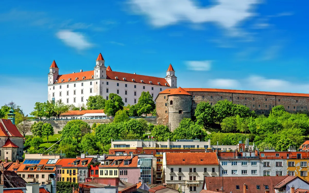 Blick auf die Burg Bratislava in der Slowakei über der Stadt.
