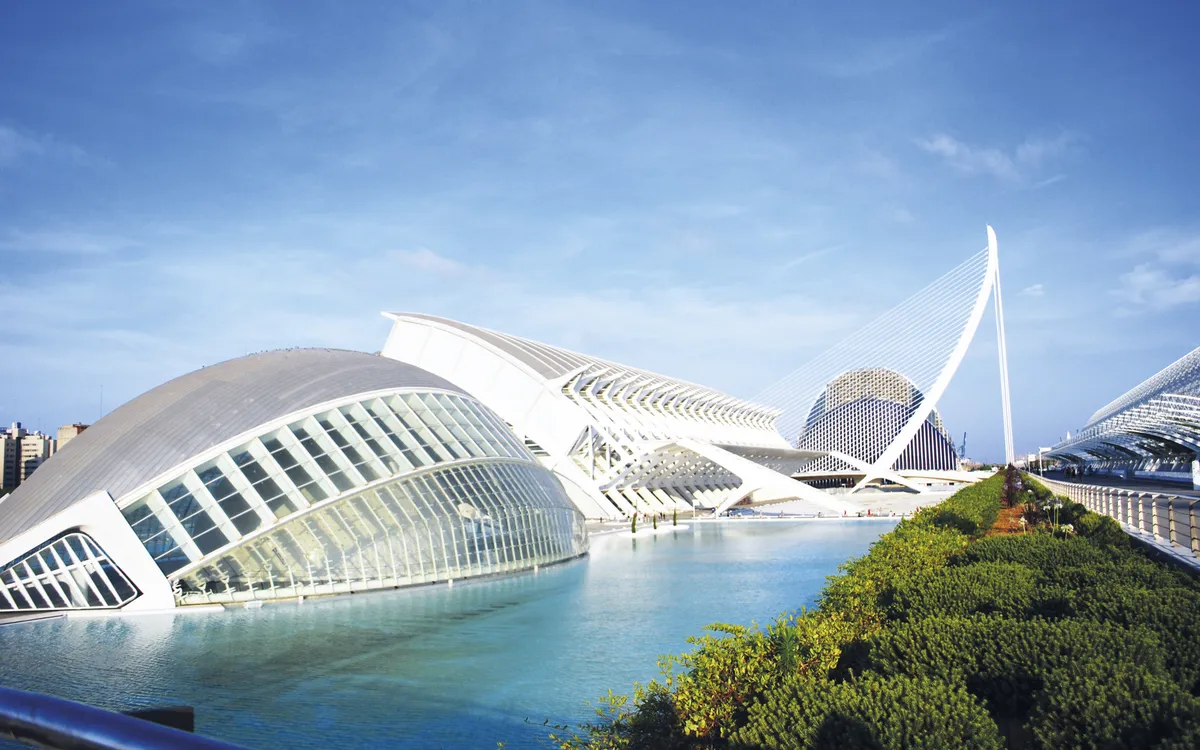 Moderne Architektur und Wasserlandschaft in Valencia, Spanien.