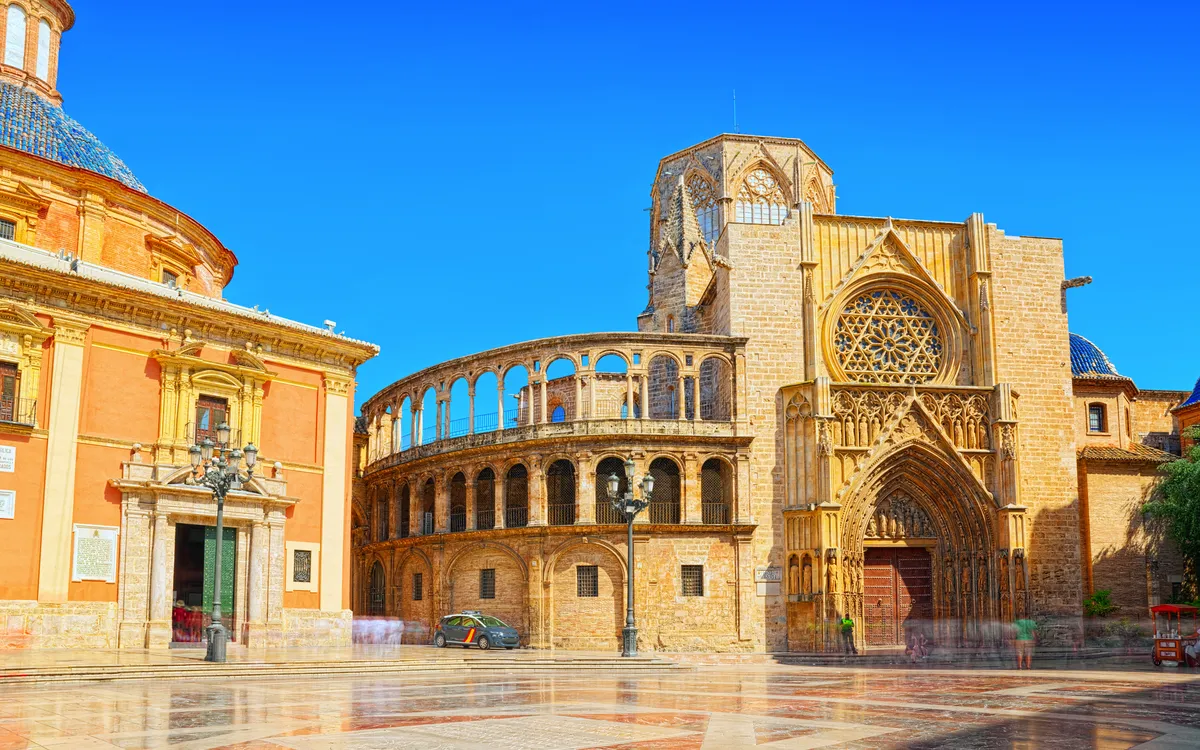 Kathedrale von Valencia bei klarem Himmel, Architektur des Mittelalters
