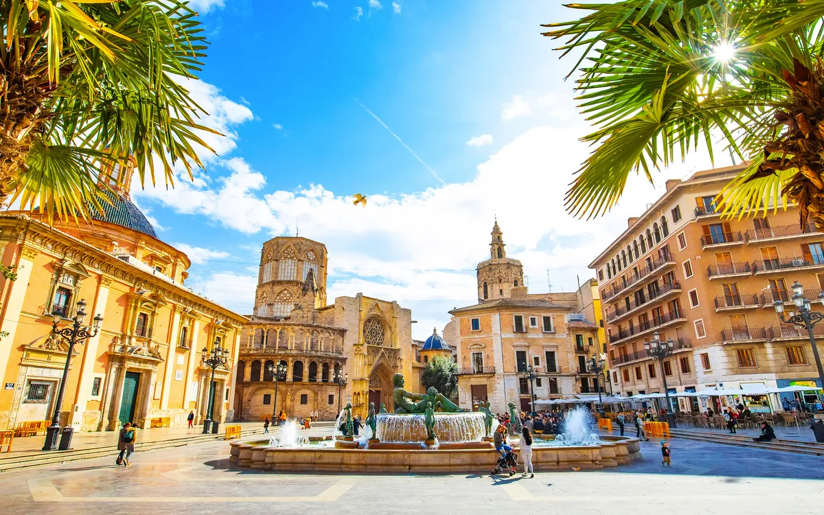 Plaza de la Reina in Valencia mit historischen Gebäuden und Palmen.