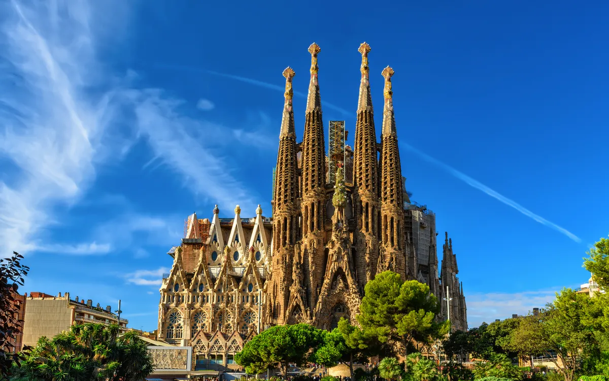 Krippenfassade der Sagrada Familia in Barcelona bei klarem Himmel