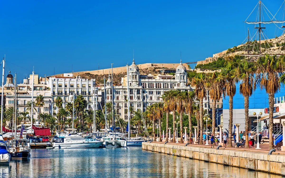 Marina von Alicante mit Yachten und historischen Gebäuden im Hintergrund