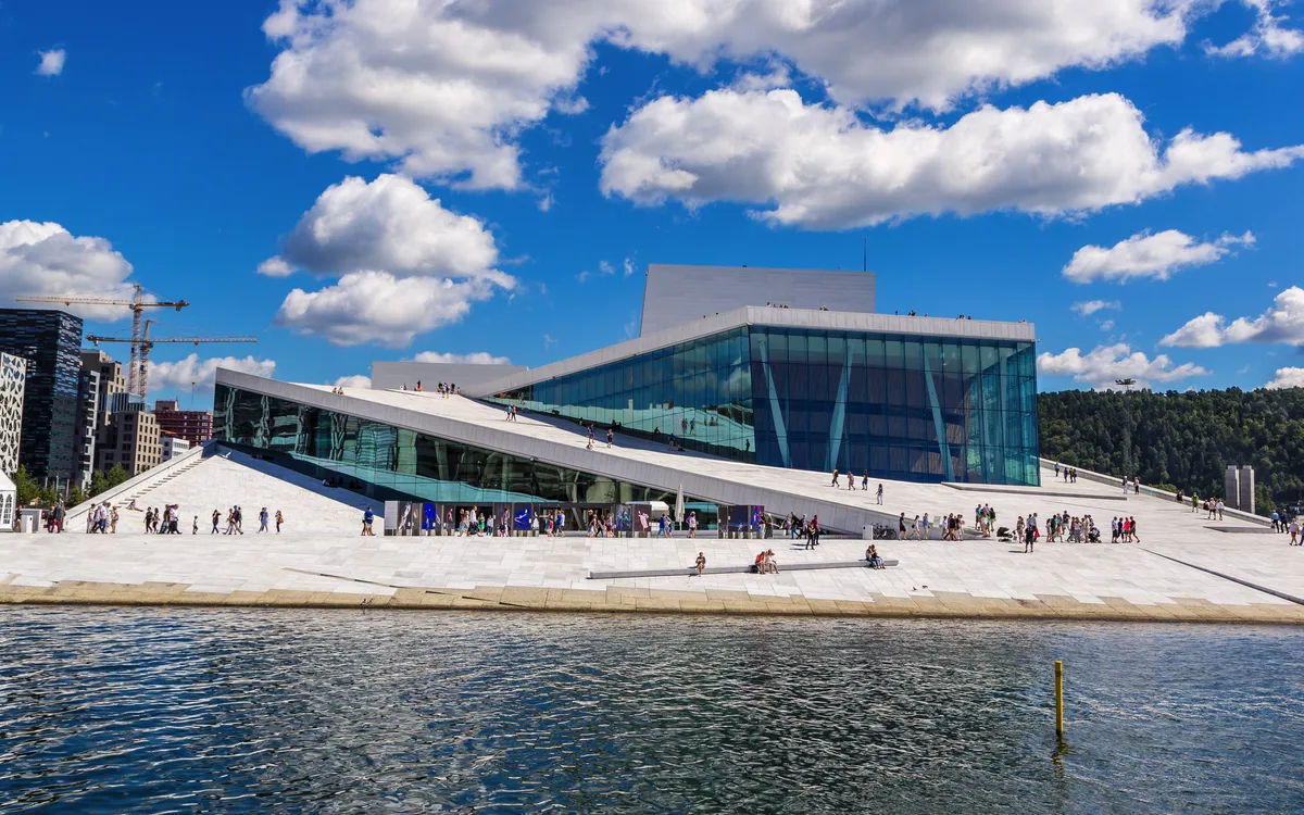 Moderne Oper in Oslo mit Wasser und blauem Himmel