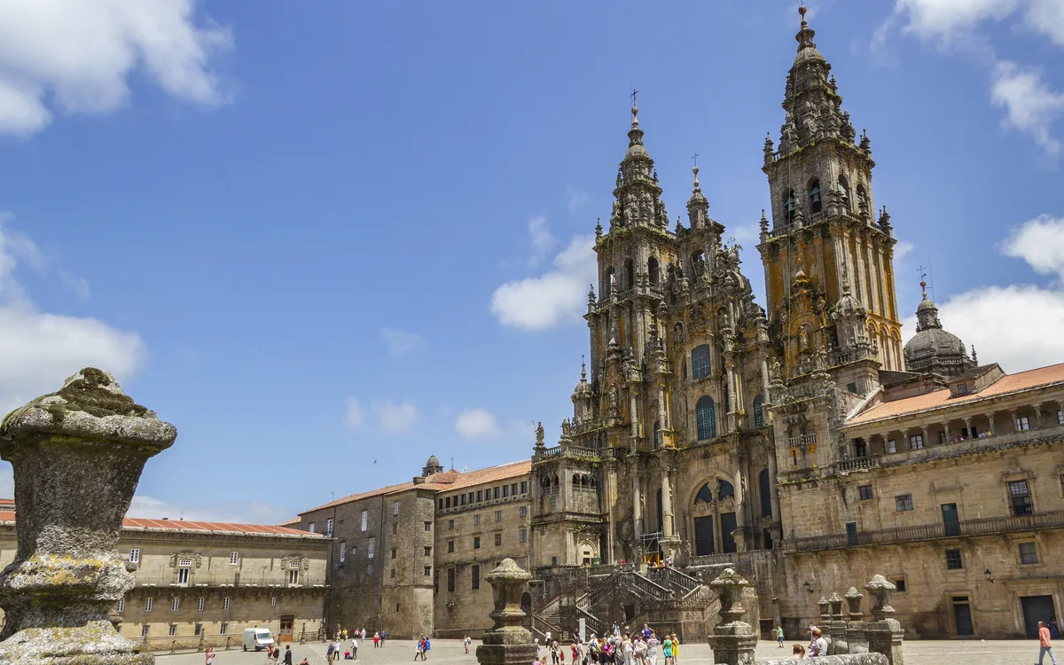 Kathedrale von Santiago de Compostela mit blauem Himmel im Hintergrund.