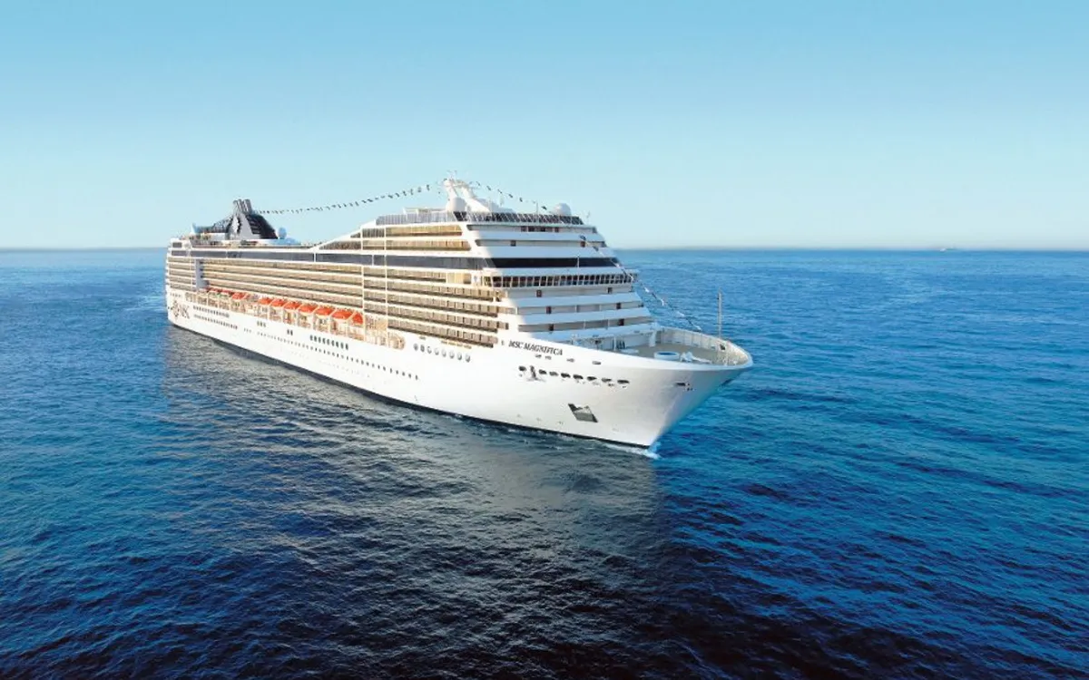 Kreuzfahrtschiff MSC Magnifica auf offenem Meer bei klarem Himmel.