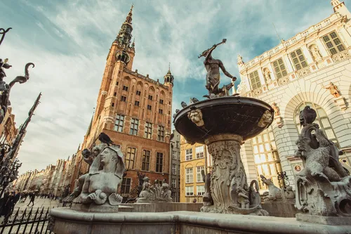 Neptunbrunnen und Rechtstädtisches Rathaus in Danzig im Winter.