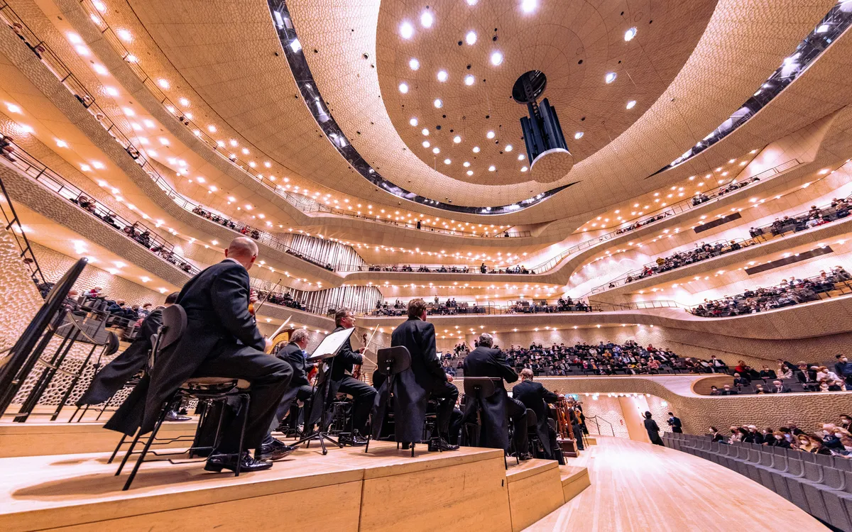 Konzert in der Elbphilharmonie, Blick vom Orchester auf das Auditorium.