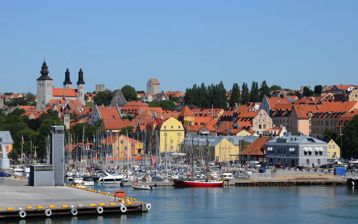 Hafen von Visby mit Booten und Gebäuden im Hintergrund auf Gotland, Schweden.
