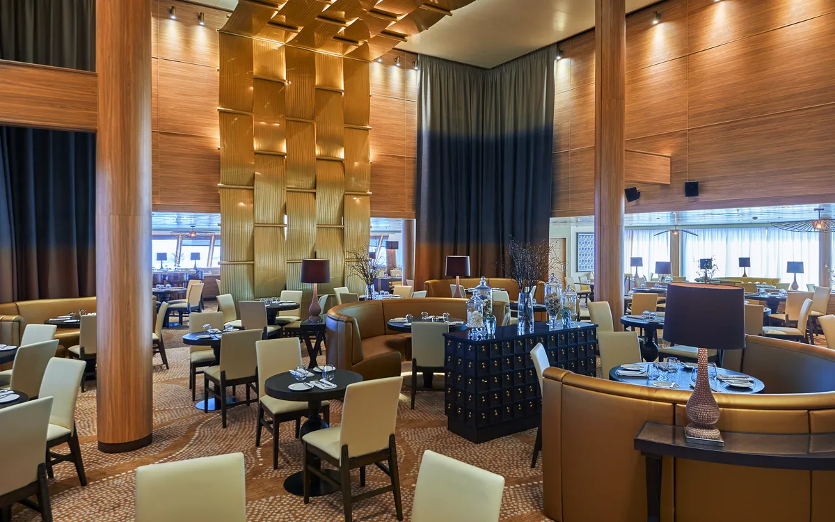 Elegantes Restaurant an Bord des Schiffes VASCO DA GAMA mit gedeckten Tischen.