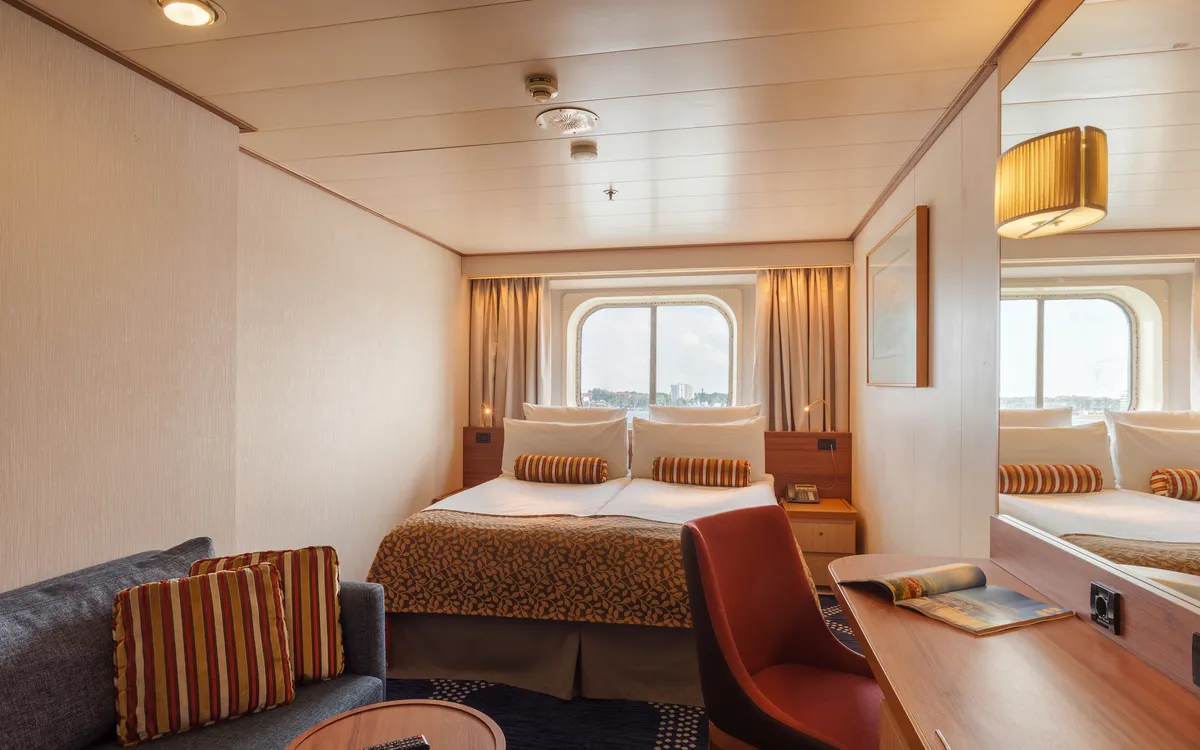 Außenkabine mit Fenster und Doppelbett an Bord der VASCO DA GAMA.