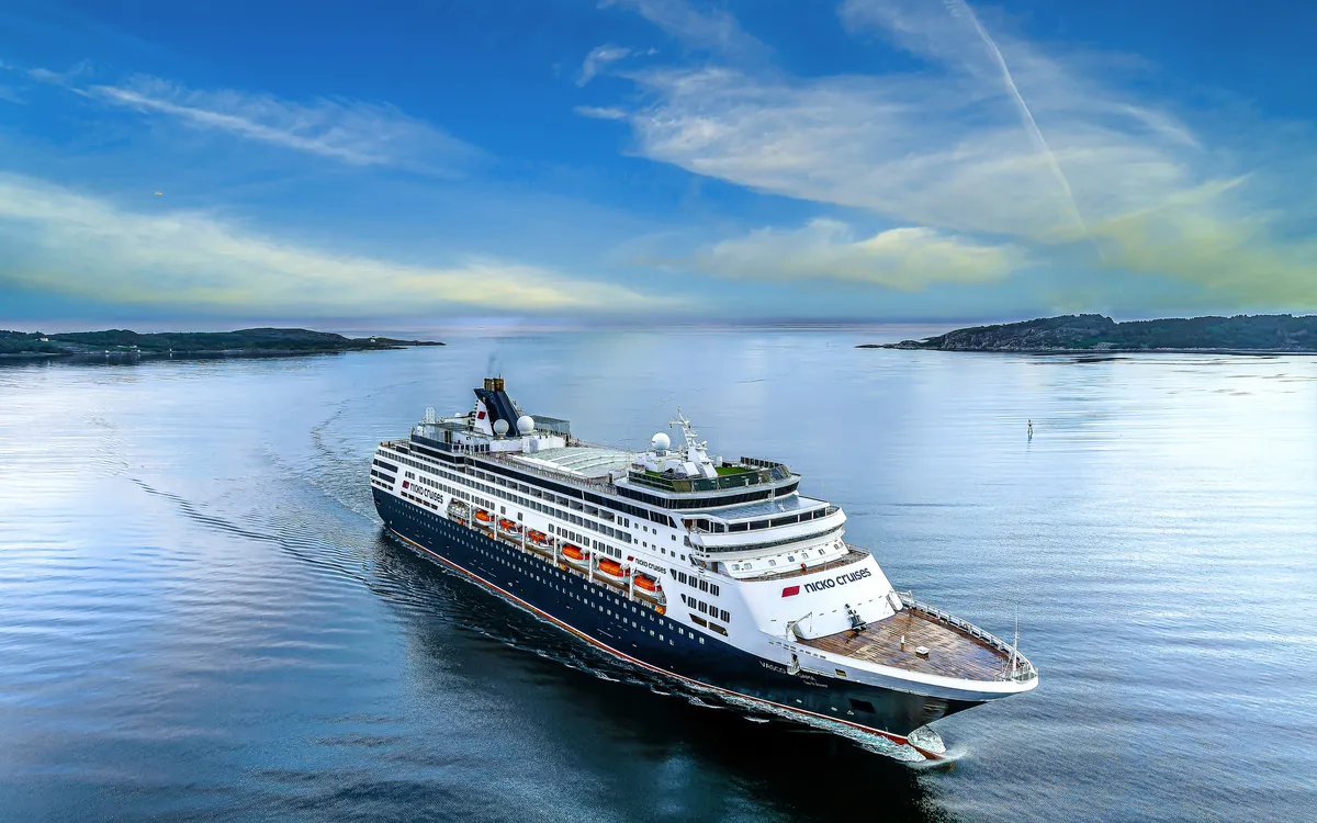Kreuzfahrtschiff VASCO DA GAMA auf ruhigem Meer bei Kristiansund am 24.07.2022.