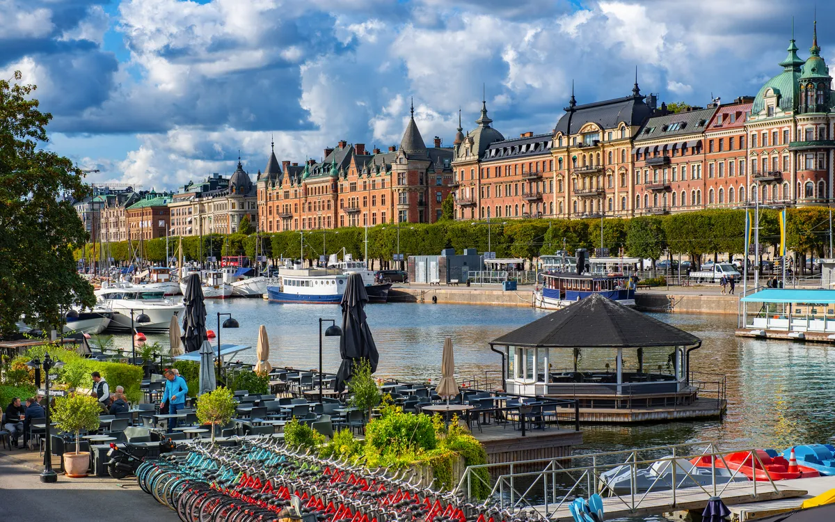 Stadtbild von Stockholm mit historischem Ufer an der Ostsee