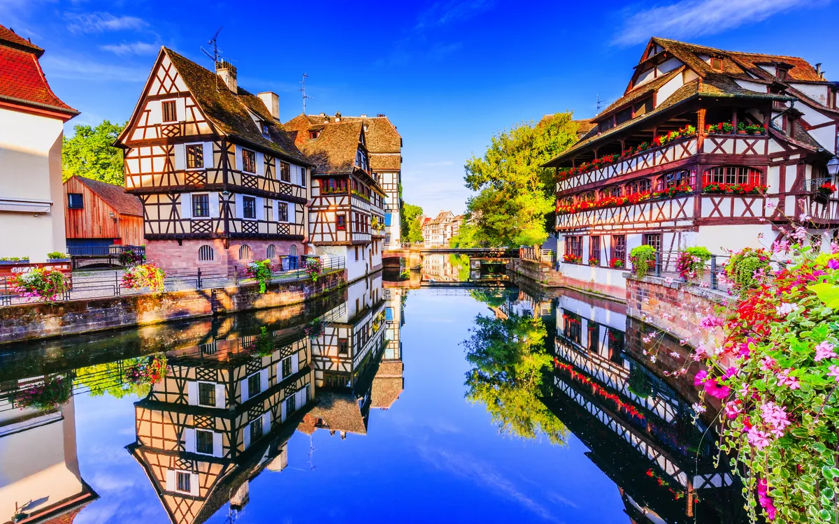 Fachwerkhäuser und Kanal in Straßburg, Elsass, UNESCO-Weltkulturerbe.