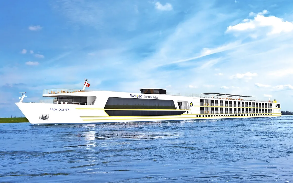 Kreuzfahrtschiff MS Lady Diletta bei Sonnenschein auf Fluss unterwegs