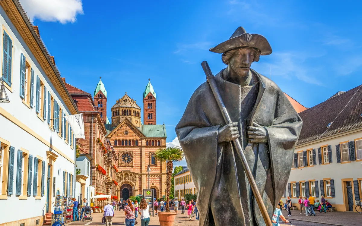 Pilgerfigur und Dom zu Speyer an der Via Triumphalis in Speyer, Rheinland-Pfalz.
