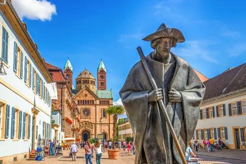 Pilgerfigur und Dom zu Speyer an der Via Triumphalis in Speyer, Rheinland-Pfalz.