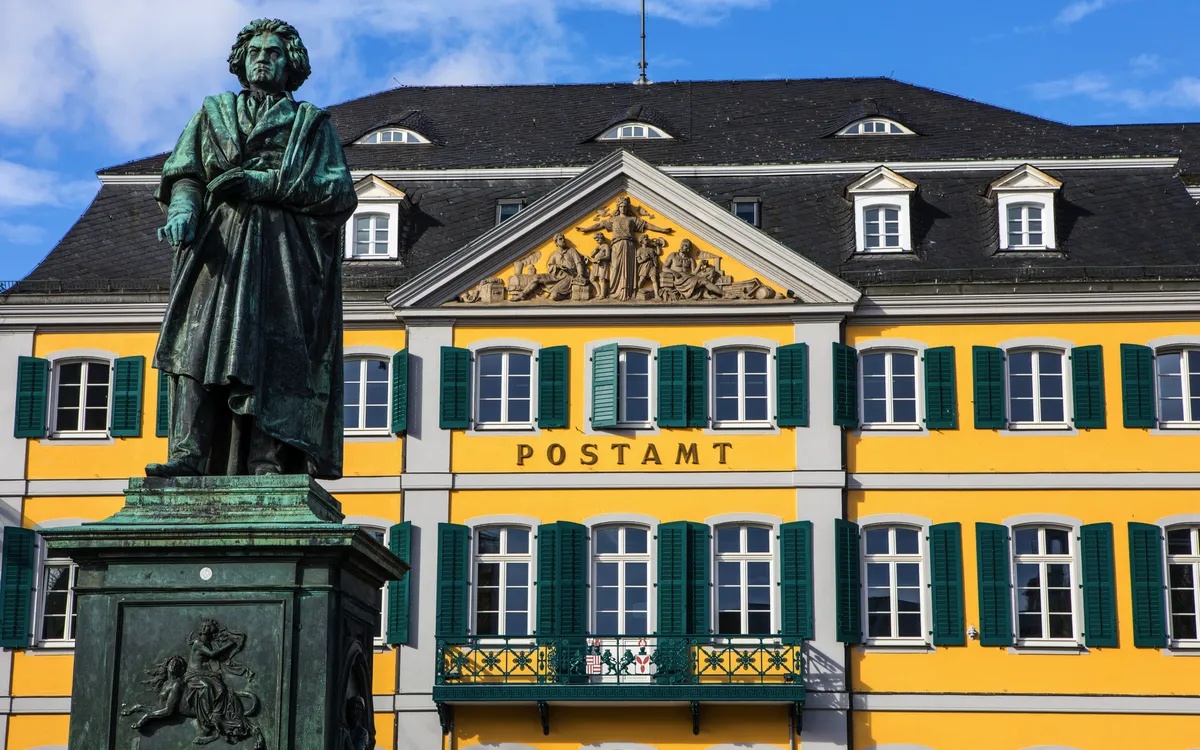Beethoven-Denkmal vor dem Alten Postgebäude in Bonn.