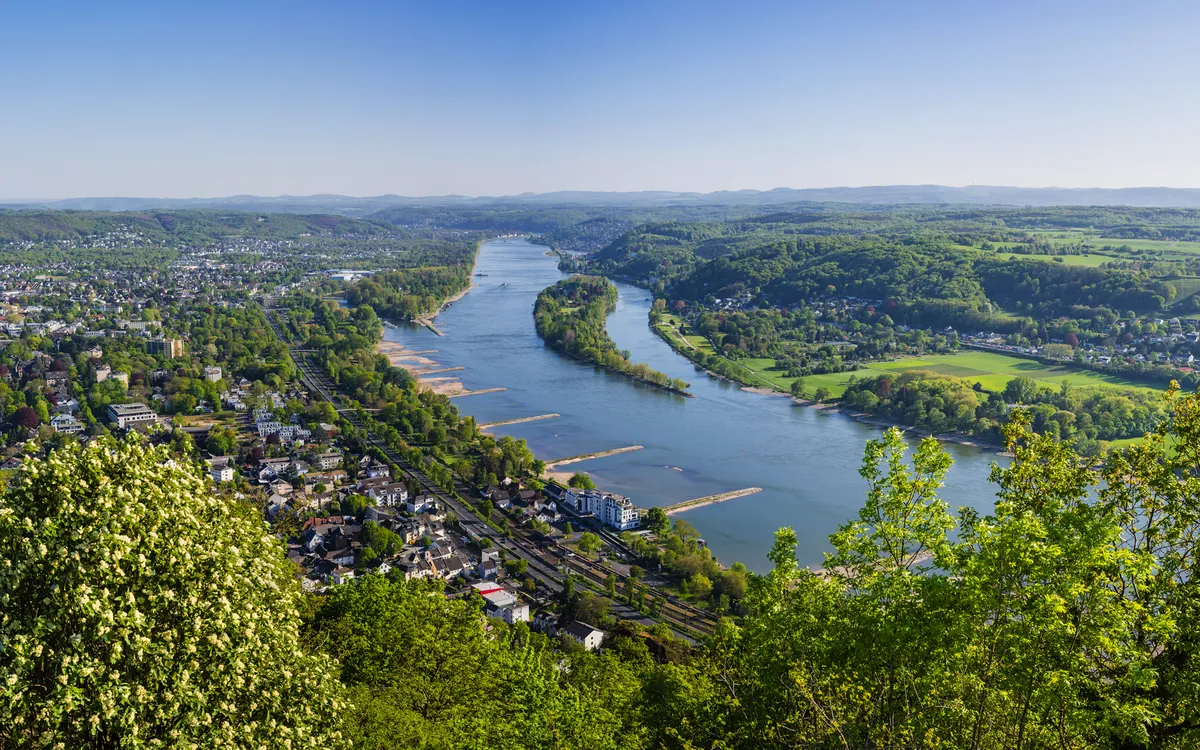 Panoramablick vom Drachenfelsplateau auf den Rhein bei Bonn, umgeben von Siebengebirge.