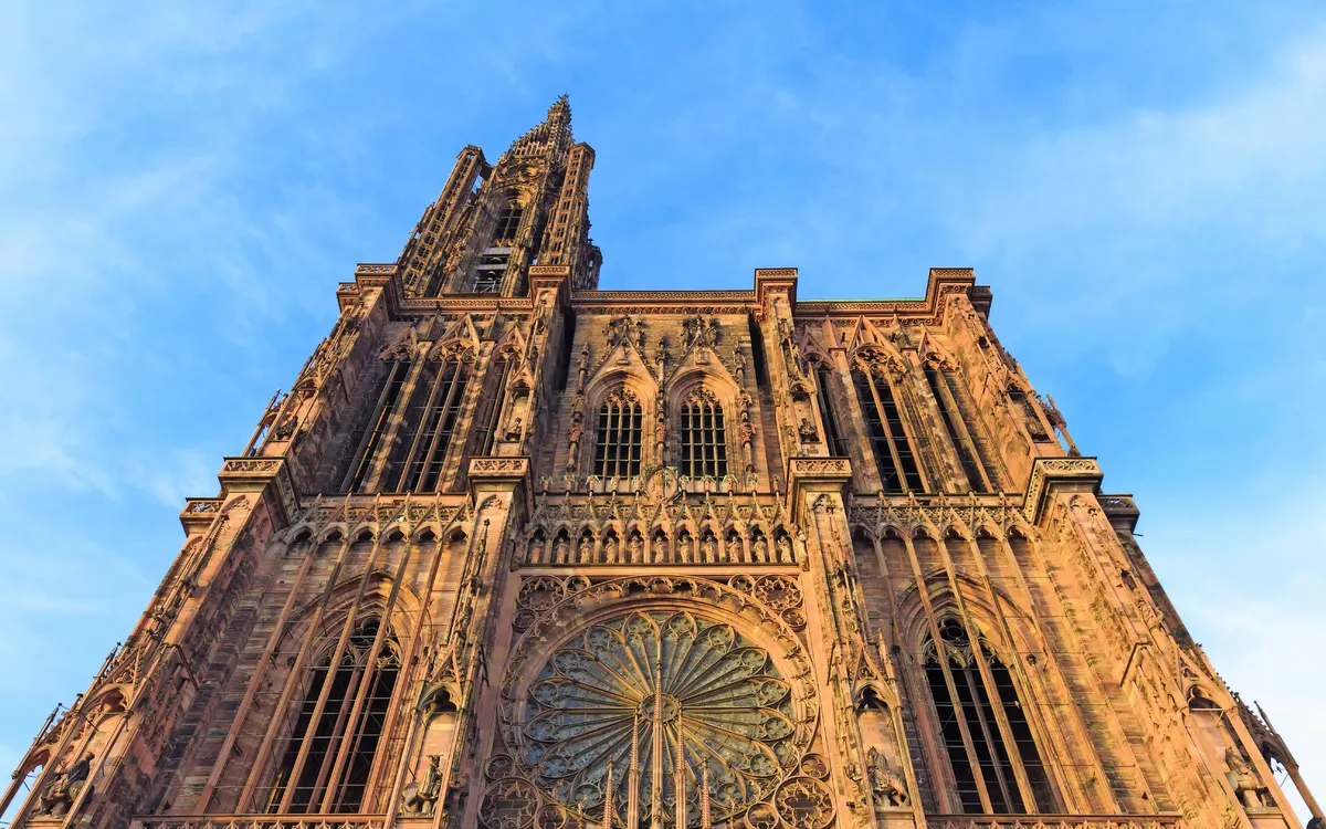 Kathedrale in Straßburg vor blauem Himmel