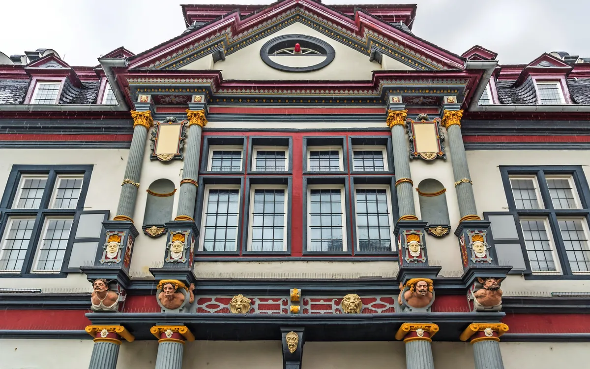 Fassade des Stadtmuseums in Andernach mit reich verzierten Details.