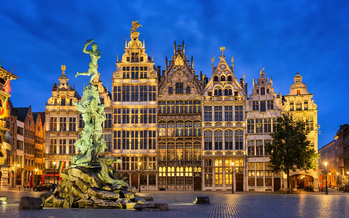 Grote Markt in Antwerpen mit historischen Gebäuden bei Nacht.