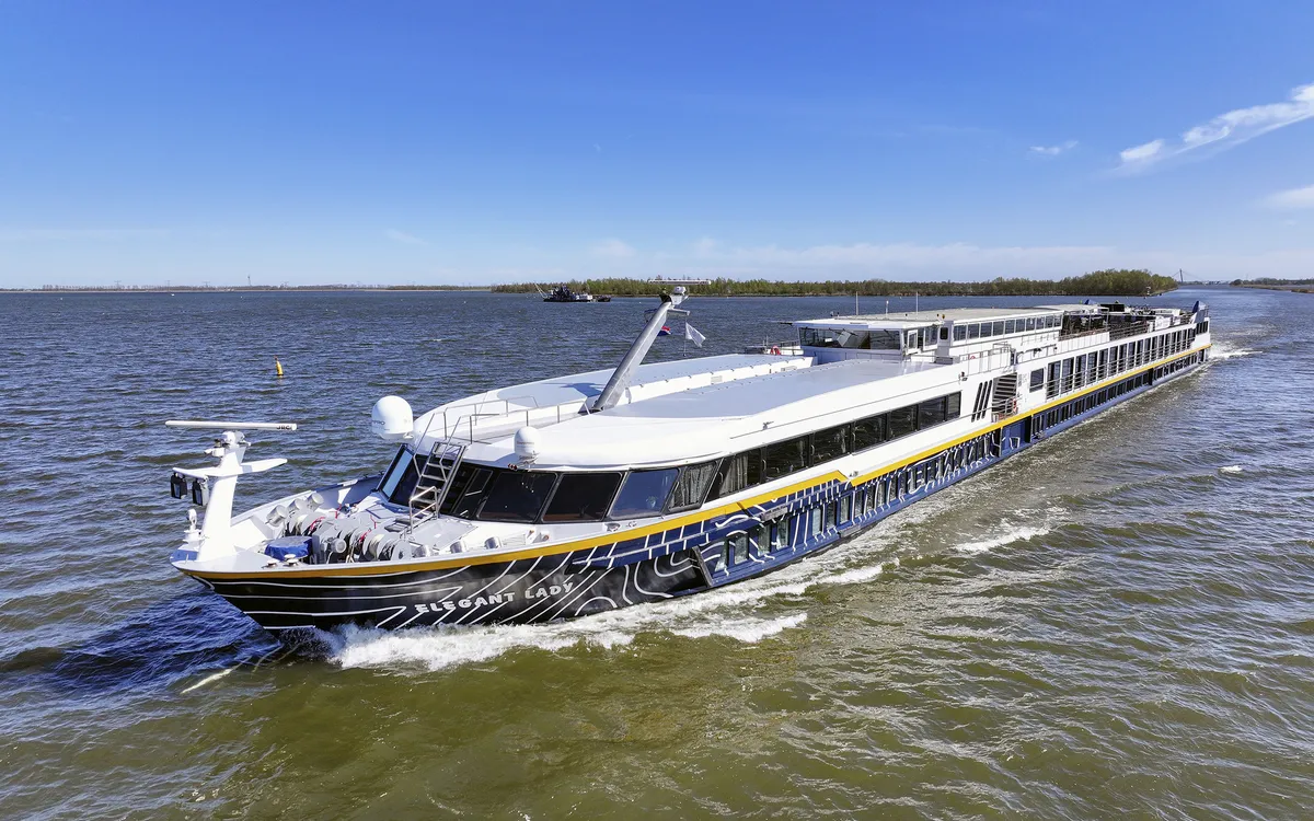 Kreuzfahrtschiff MS Elegant Lady auf dem Wasser bei Lemmer.
