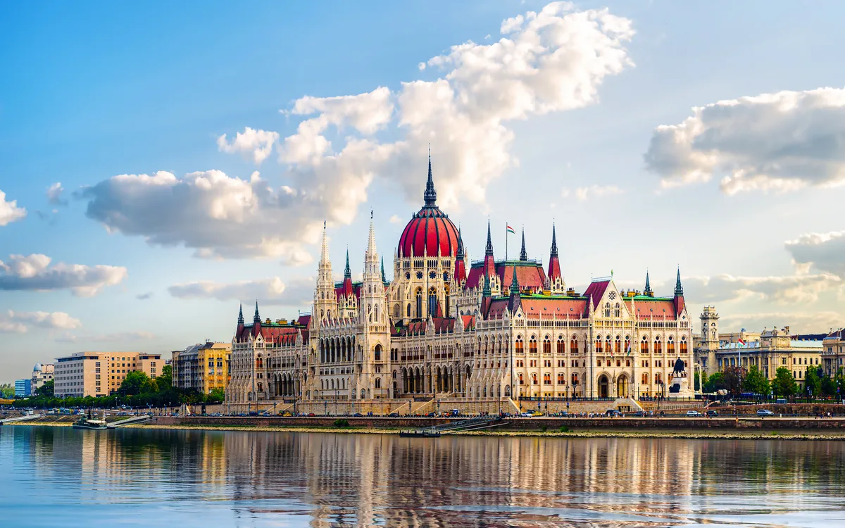 Parlamentsgebäude von Budapest, Ungarn, am Ufer der Donau an einem sonnigen Tag.