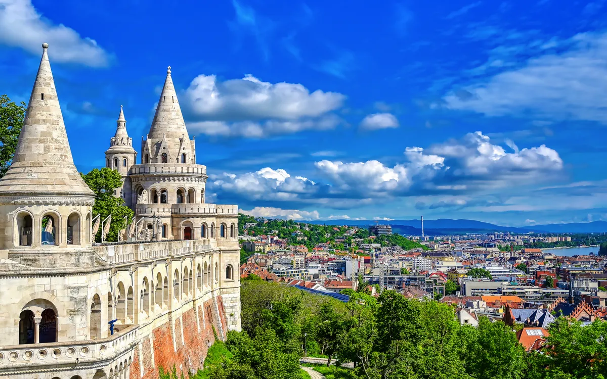 Fischerbastei in Budapest mit Blick auf die Stadt und die Donau bei klarem Himmel.