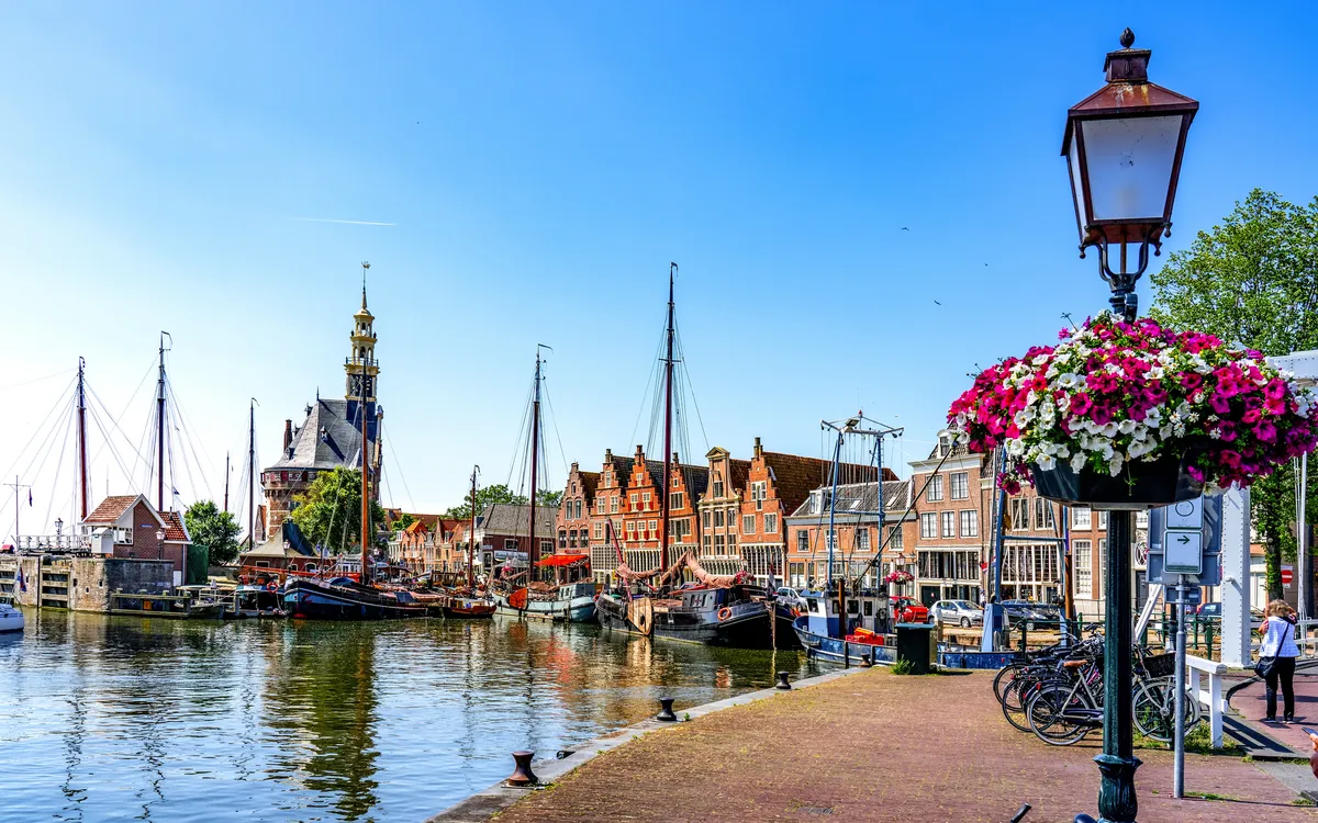 Historischer Hafen von Hoorn mit Segelbooten und historischen Gebäuden.
