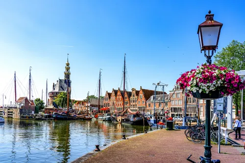 Historischer Hafen von Hoorn mit Segelbooten und historischen Gebäuden.