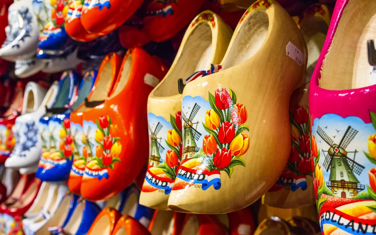 Traditionelle holländische Clogs mit dekorativen Motiven.