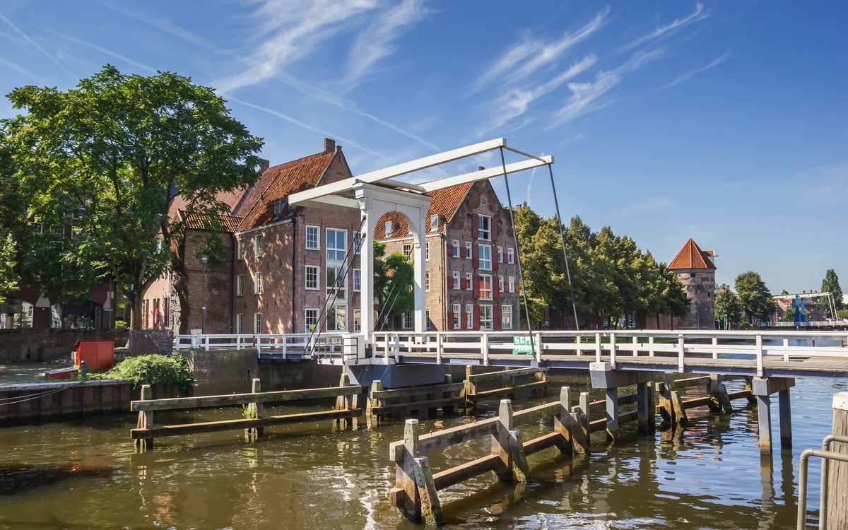 Historische Zugbrücke in Zwolle mit Backsteingebäuden im Hintergrund.