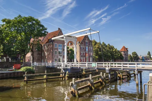 Historische Zugbrücke in Zwolle mit Backsteingebäuden im Hintergrund.