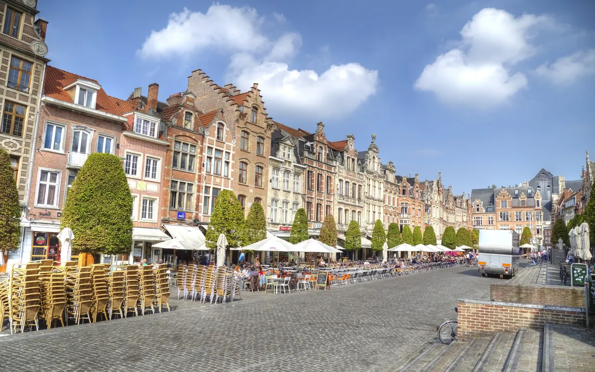 Oude Markt in Leuven mit historischen flämischen Fassaden und Außencafés.