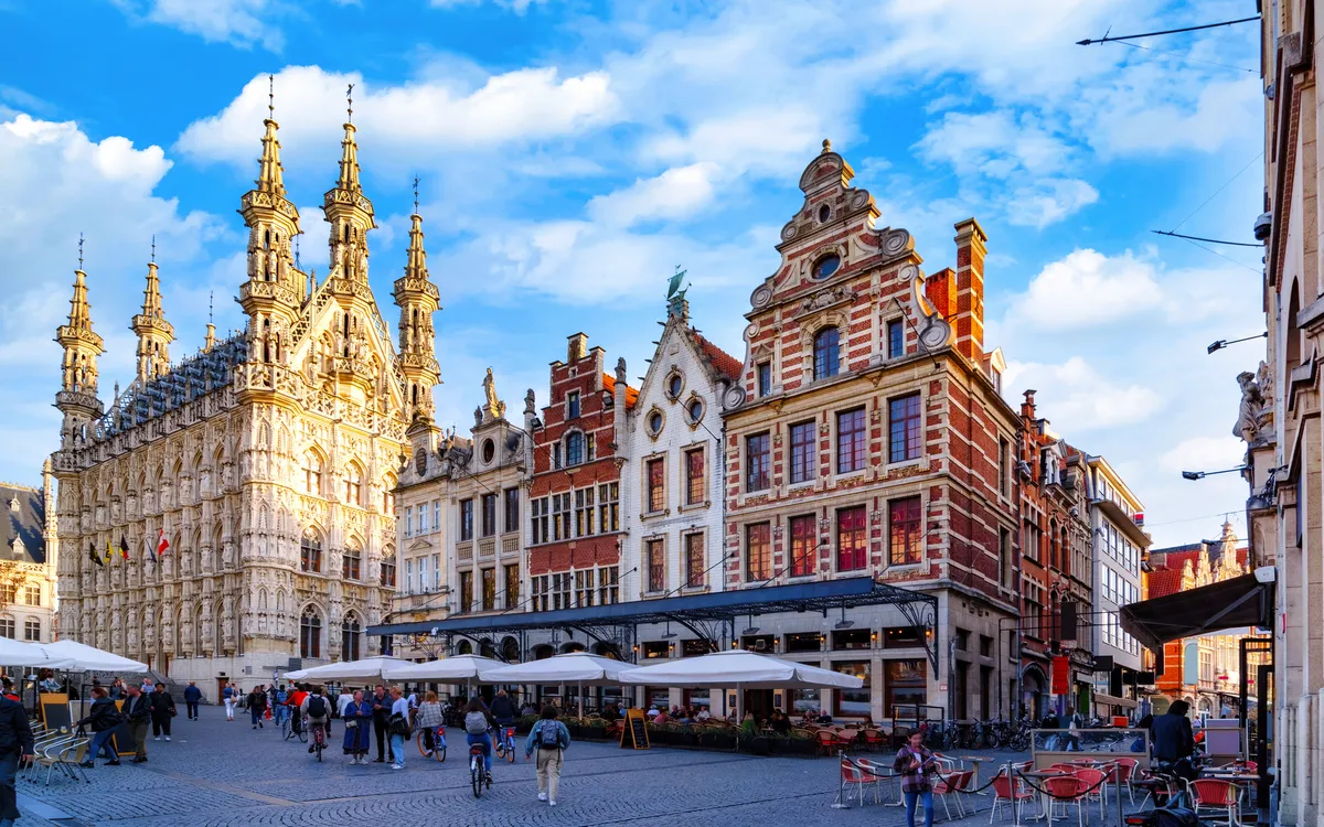 Rathaus von Leuven am Grote Markt mit historischen Gebäuden.