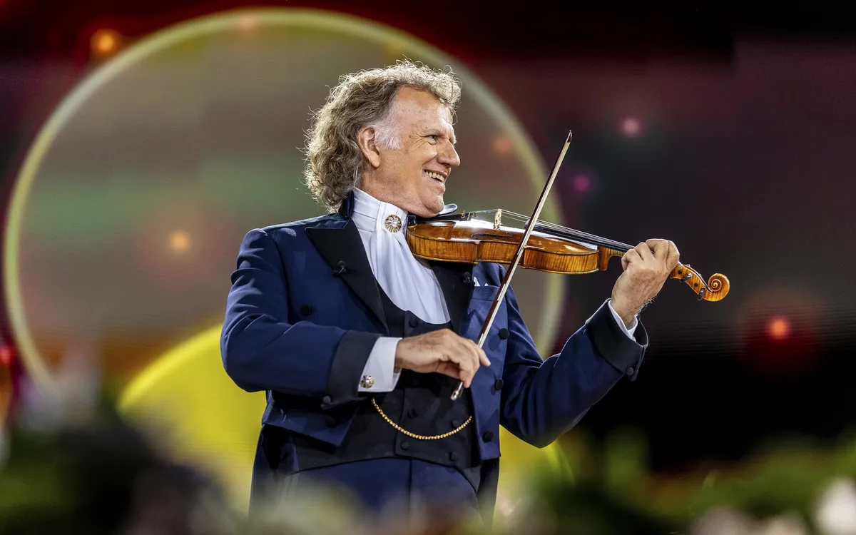 André Rieu spielt Geige auf der Bühne in Maastricht.