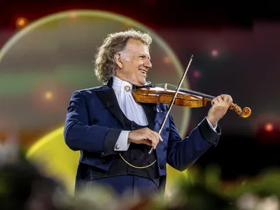 André Rieu spielt Geige auf der Bühne in Maastricht.
