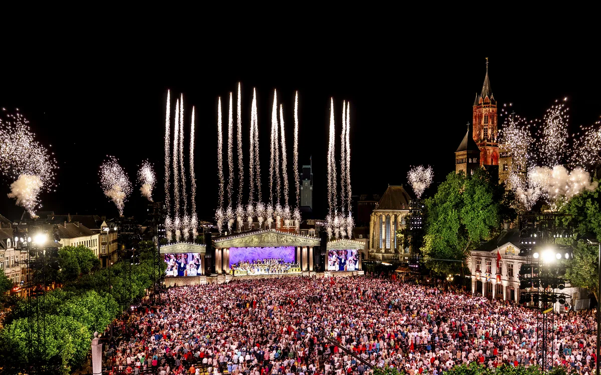 Open-Air-Konzert auf dem Vrijthof in Maastricht mit Publikum und Feuerwerk.