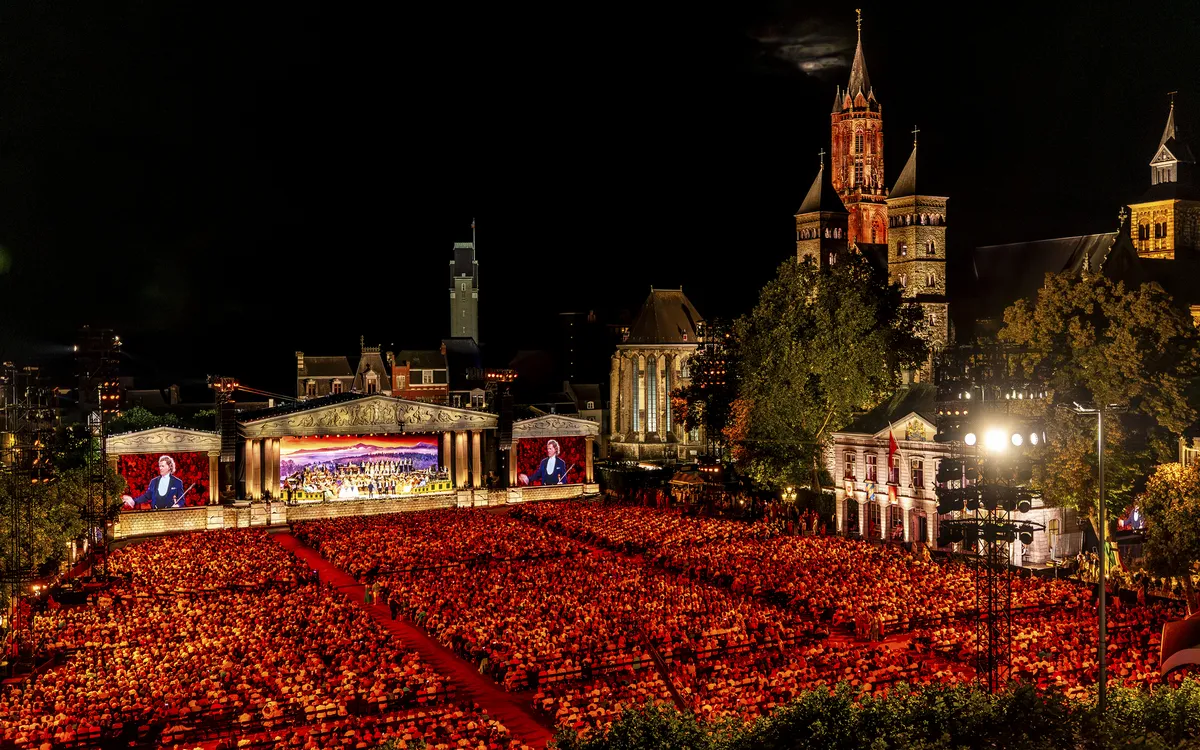 Konzert von André Rieu auf dem Vrijthof in Maastricht bei Nacht mit beleuchteter Bühne.