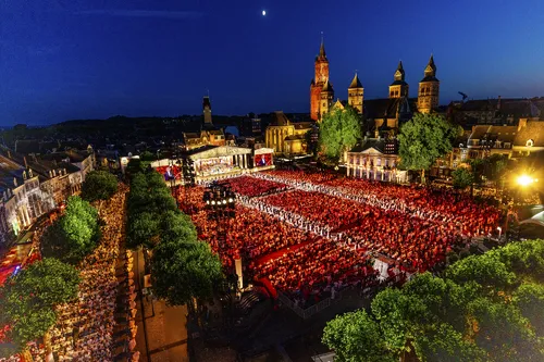 Open-Air-Konzert auf dem Vrijthof in Maastricht bei Nacht mit großer Menschenmenge.