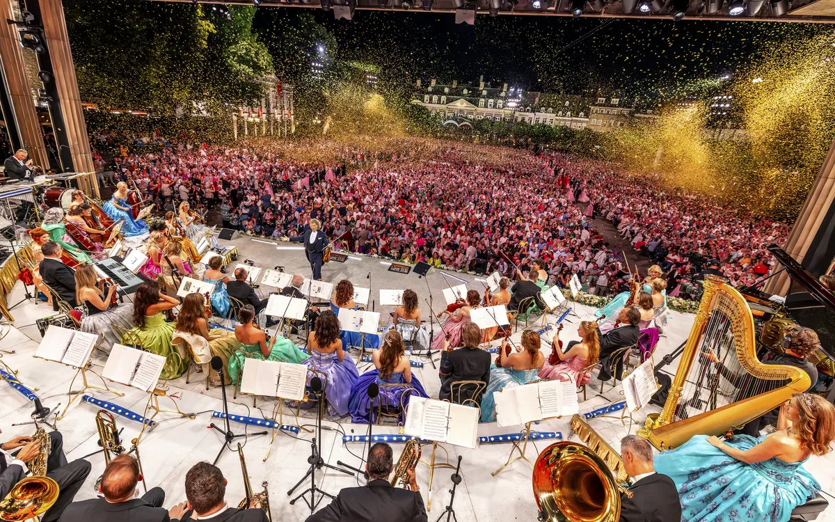 Konzert von André Rieu in Maastricht mit Orchester und Publikum im Hintergrund.